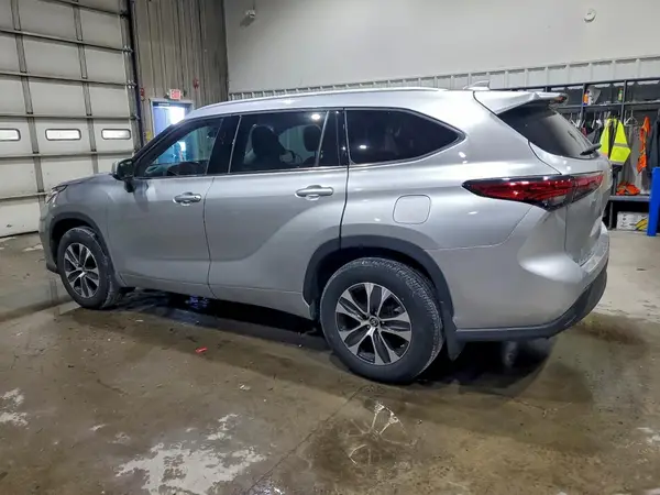 5TDGZRBH1NS589575 2022 TOYOTA HIGHLANDER - Image 2