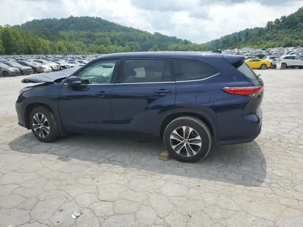 5TDGZRBH1NS589723 2022 TOYOTA HIGHLANDER - Image 2