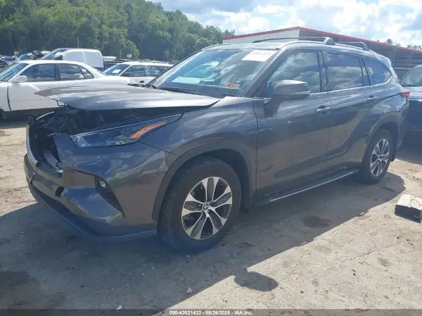 5TDGZRBH1NS595201 2022 TOYOTA HIGHLANDER - Image 2