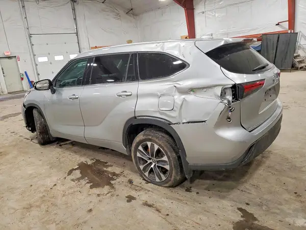 5TDGZRBH1NS596767 2022 TOYOTA HIGHLANDER - Image 2