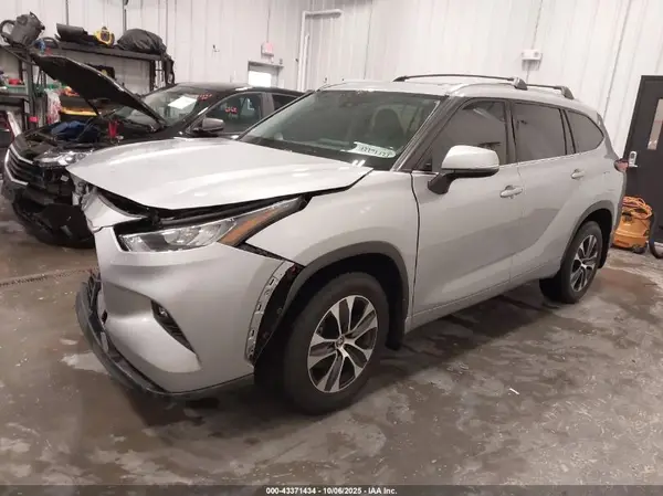 5TDGZRBH2LS501470 2020 TOYOTA HIGHLANDER - Image 2
