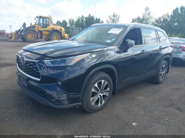 5TDGZRBH2MS058240 2021 TOYOTA HIGHLANDER - Image 2