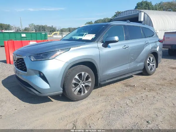 5TDGZRBH2MS072445 2021 TOYOTA HIGHLANDER - Image 2