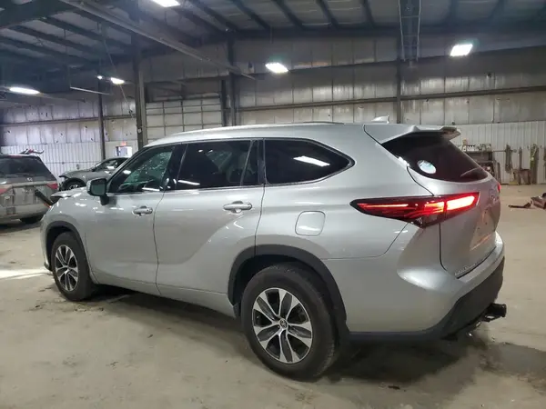 5TDGZRBH2MS076334 2021 TOYOTA HIGHLANDER - Image 2