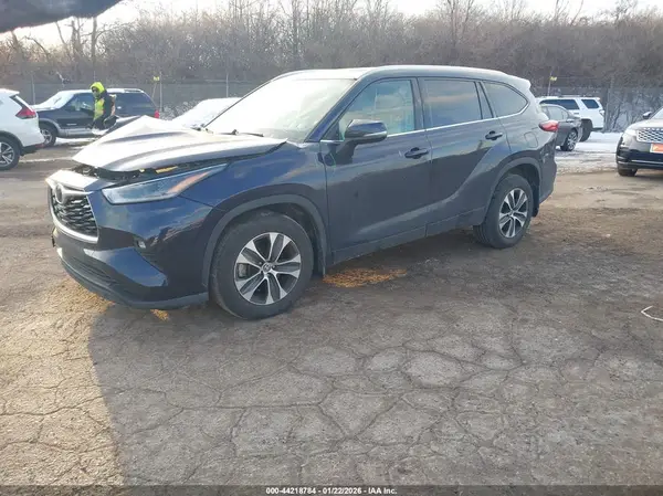 5TDGZRBH2MS076771 2021 TOYOTA HIGHLANDER - Image 2