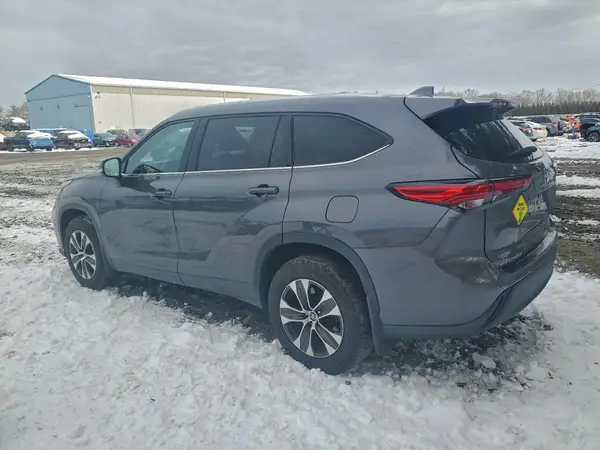 5TDGZRBH2MS078455 2021 TOYOTA HIGHLANDER - Image 2