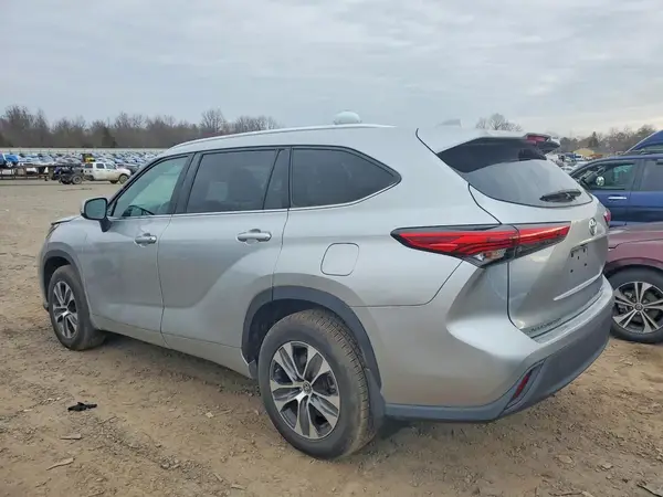 5TDGZRBH2MS081968 2021 TOYOTA HIGHLANDER - Image 2