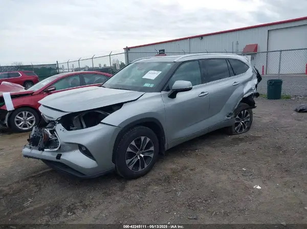 5TDGZRBH2MS106593 2021 TOYOTA HIGHLANDER - Image 2