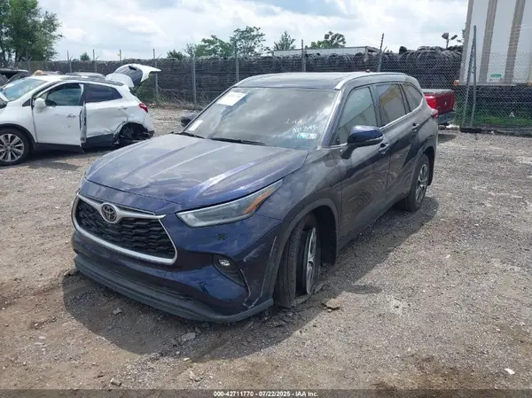 5TDGZRBH2MS118078 2021 TOYOTA HIGHLANDER - Image 2