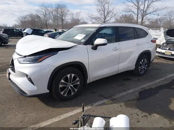 5TDGZRBH2MS134958 2021 TOYOTA HIGHLANDER - Image 2