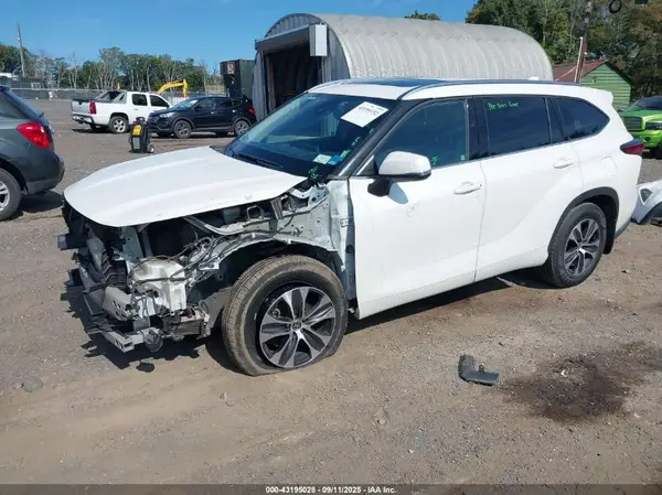 5TDGZRBH2MS136242 2021 TOYOTA HIGHLANDER - Image 2