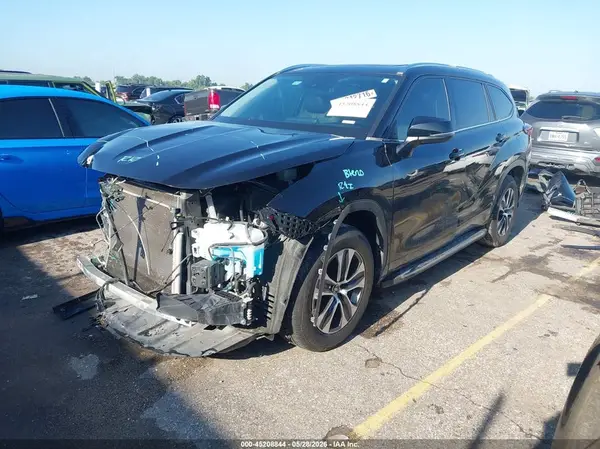 5TDGZRBH2MS139318 2021 TOYOTA HIGHLANDER - Image 2