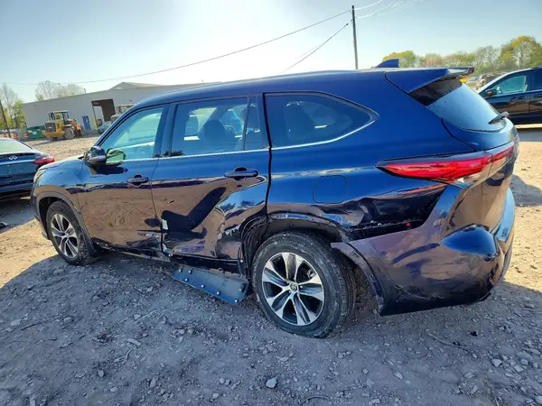 5TDGZRBH2MS141585 2021 TOYOTA HIGHLANDER - Image 2