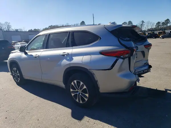 5TDGZRBH2MS155325 2021 TOYOTA HIGHLANDER - Image 2