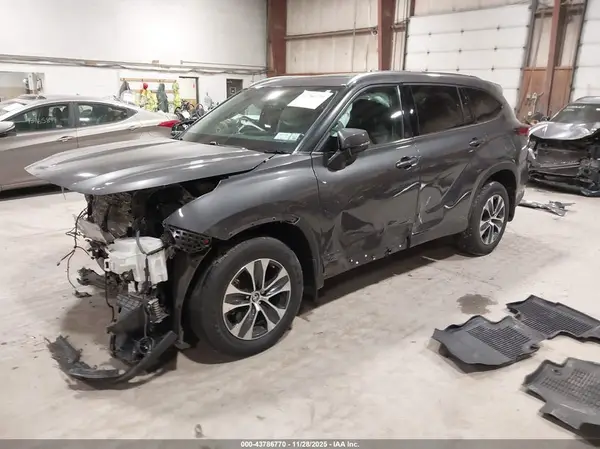 5TDGZRBH2MS155390 2021 TOYOTA HIGHLANDER - Image 2