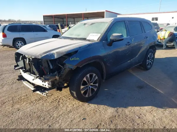 5TDGZRBH2MS524376 2021 TOYOTA HIGHLANDER - Image 2