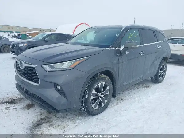 5TDGZRBH2MS530050 2021 TOYOTA HIGHLANDER - Image 2