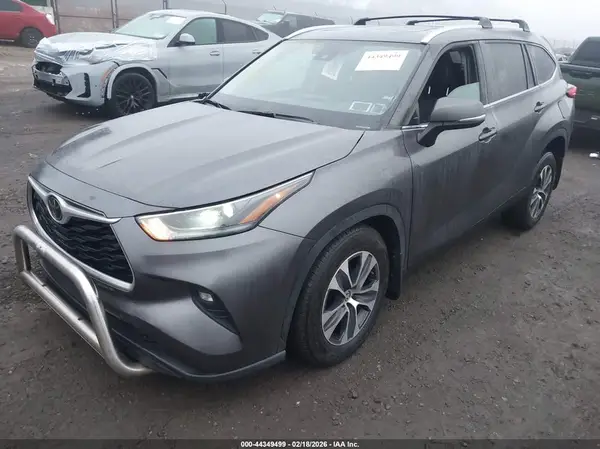 5TDGZRBH2MS530789 2021 TOYOTA HIGHLANDER - Image 2