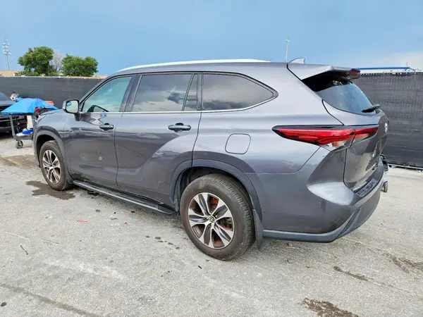 5TDGZRBH2MS547964 2021 TOYOTA HIGHLANDER - Image 2