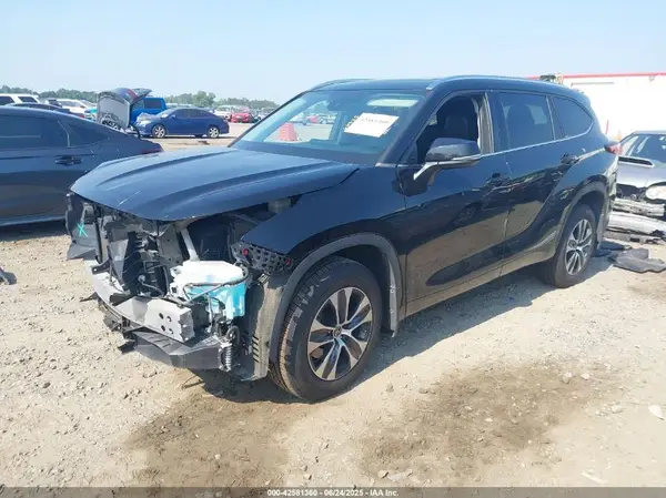 5TDGZRBH2MS548757 2021 TOYOTA HIGHLANDER - Image 2