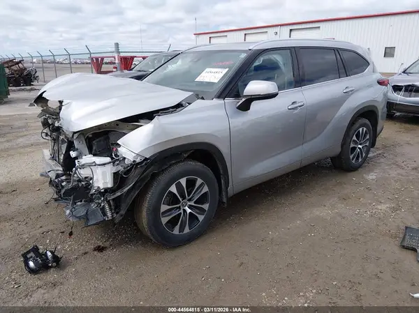 5TDGZRBH2MS551769 2021 TOYOTA HIGHLANDER - Image 2