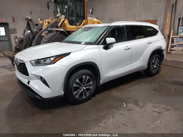 5TDGZRBH2NS169923 2022 TOYOTA HIGHLANDER - Image 2