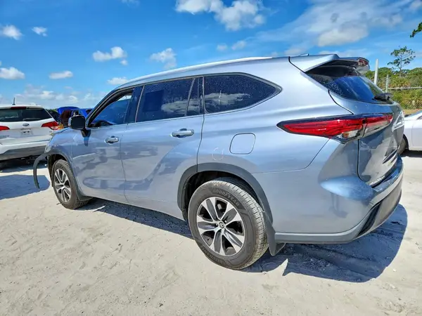 5TDGZRBH2NS179030 2022 TOYOTA HIGHLANDER - Image 2