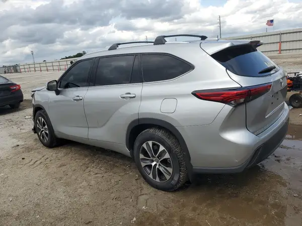 5TDGZRBH2NS186348 2022 TOYOTA HIGHLANDER - Image 2