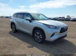 5TDGZRBH2NS213886 2022 TOYOTA HIGHLANDER