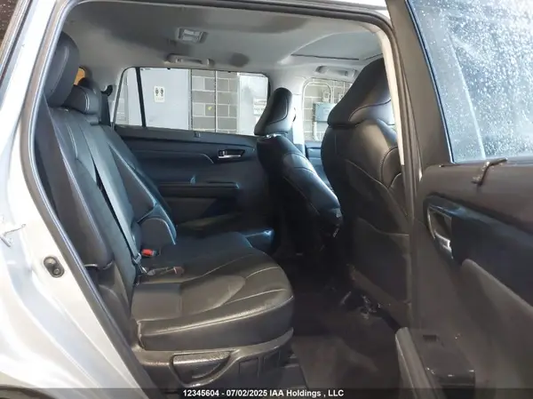 5TDGZRBH2NS213886 2022 TOYOTA HIGHLANDER - Image 8