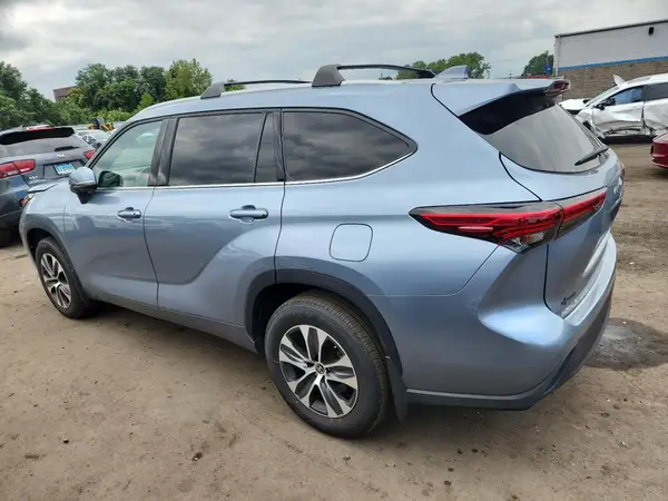 5TDGZRBH2NS225049 2022 TOYOTA HIGHLANDER - Image 2