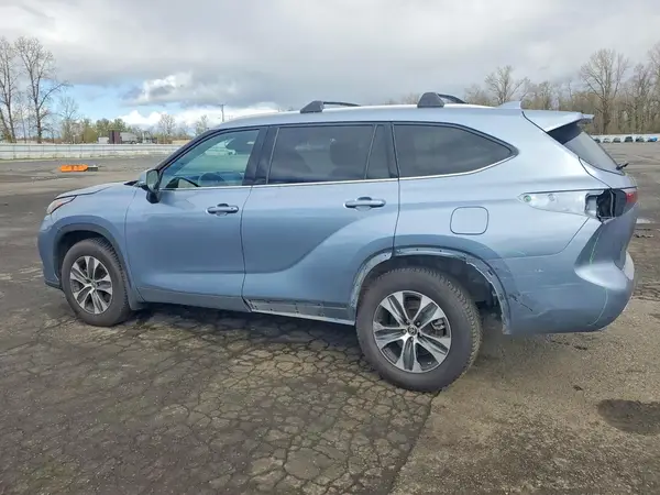 5TDGZRBH2NS226069 2022 TOYOTA HIGHLANDER - Image 2