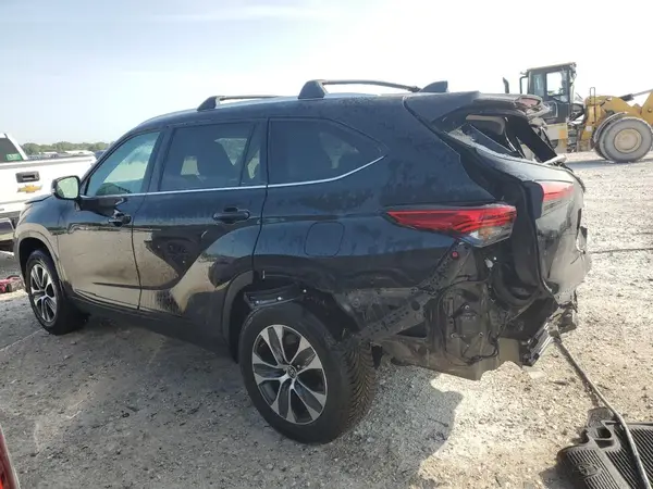 5TDGZRBH2NS226749 2022 TOYOTA HIGHLANDER - Image 2