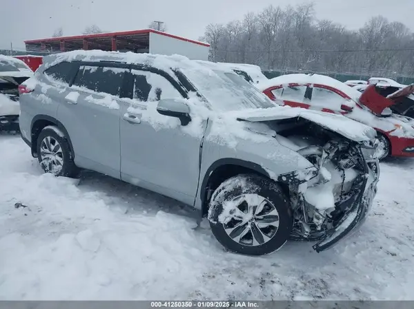 5TDGZRBH2NS240375 2022 TOYOTA HIGHLANDER - Image 1