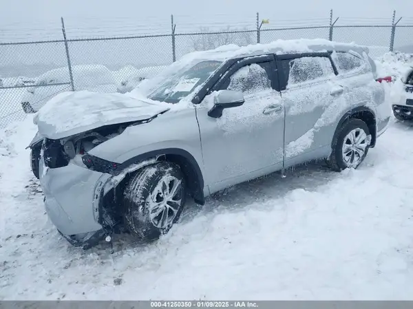 5TDGZRBH2NS240375 2022 TOYOTA HIGHLANDER - Image 2