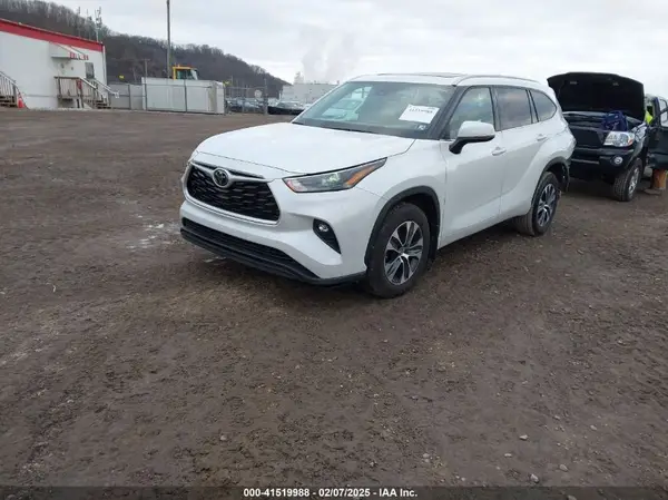5TDGZRBH2NS248704 2022 TOYOTA HIGHLANDER - Image 2