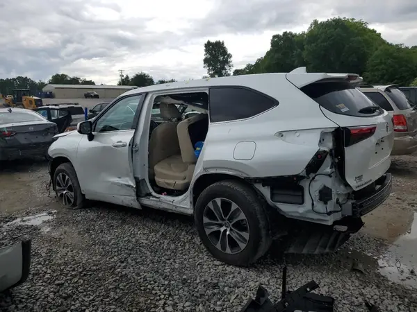 5TDGZRBH2NS256124 2022 TOYOTA HIGHLANDER - Image 2