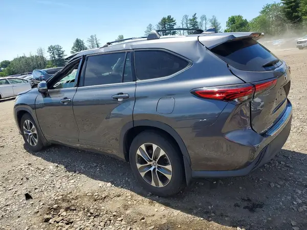 5TDGZRBH2NS559808 2022 TOYOTA HIGHLANDER - Image 2