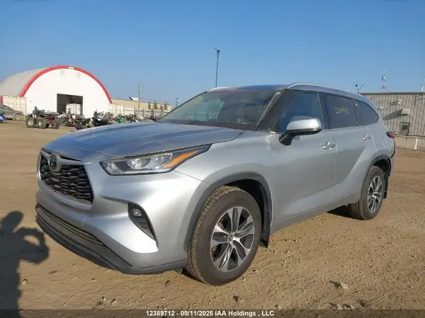 5TDGZRBH2NS563017 2022 TOYOTA HIGHLANDER - Image 2