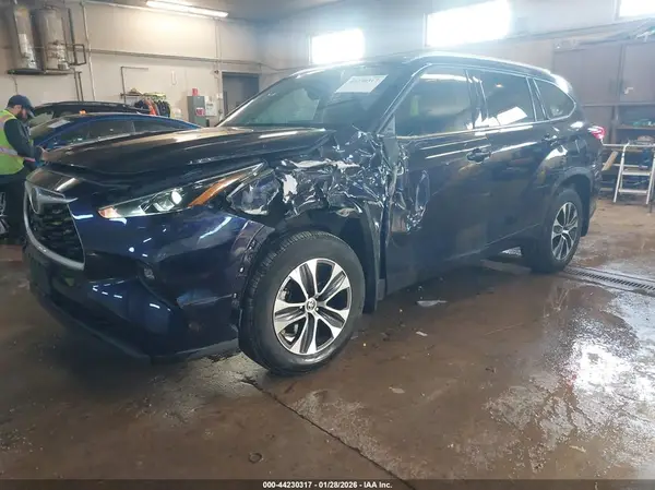 5TDGZRBH2NS563941 2022 TOYOTA HIGHLANDER - Image 2