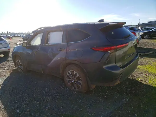 5TDGZRBH2NS567312 2022 TOYOTA HIGHLANDER - Image 2