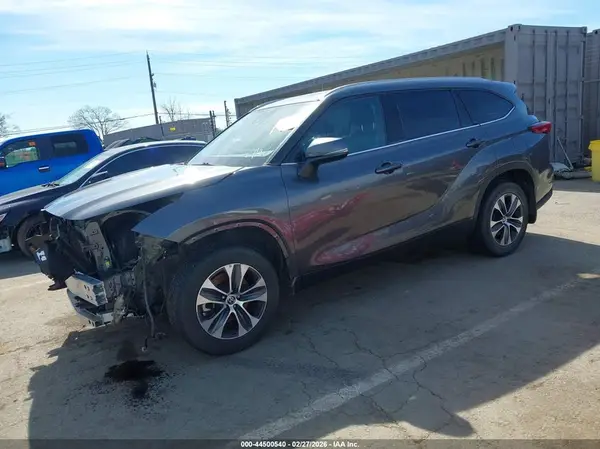 5TDGZRBH2NS567455 2022 TOYOTA HIGHLANDER - Image 2