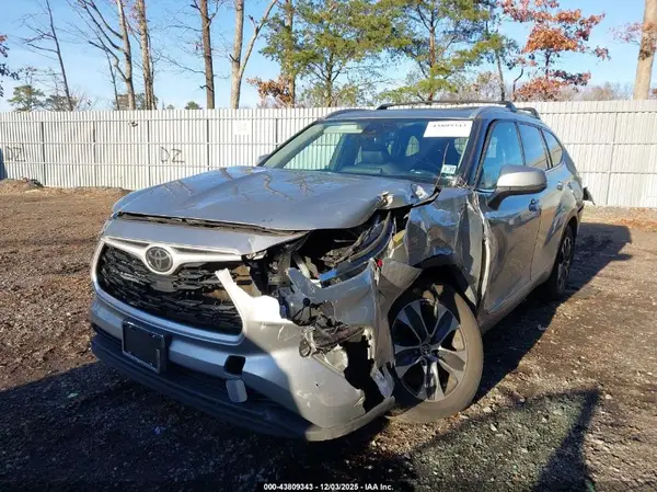 5TDGZRBH2NS568220 2022 TOYOTA HIGHLANDER - Image 2