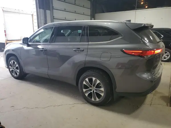 5TDGZRBH2NS569951 2022 TOYOTA HIGHLANDER - Image 2