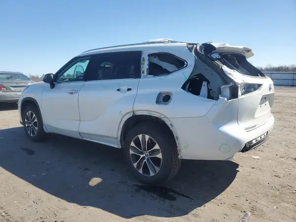 5TDGZRBH2NS573577 2022 TOYOTA HIGHLANDER - Image 2