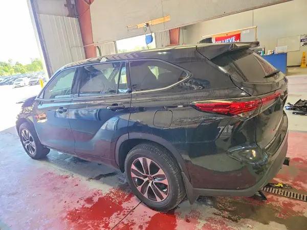 5TDGZRBH2NS573935 2022 TOYOTA HIGHLANDER - Image 2