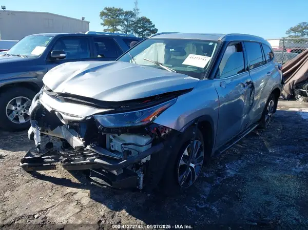 5TDGZRBH2NS574289 2022 TOYOTA HIGHLANDER - Image 2