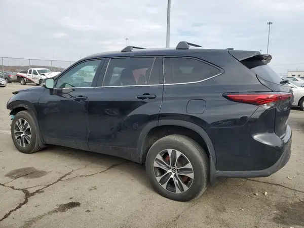 5TDGZRBH2NS575653 2022 TOYOTA HIGHLANDER - Image 2