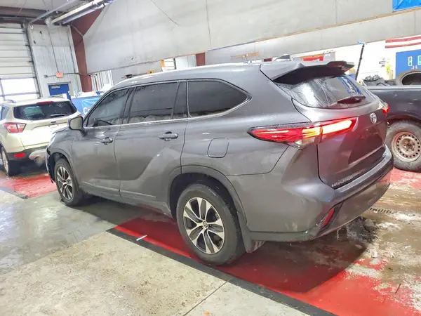 5TDGZRBH2NS578469 2022 TOYOTA HIGHLANDER - Image 2