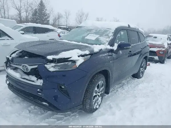 5TDGZRBH2NS591366 2022 TOYOTA HIGHLANDER - Image 2